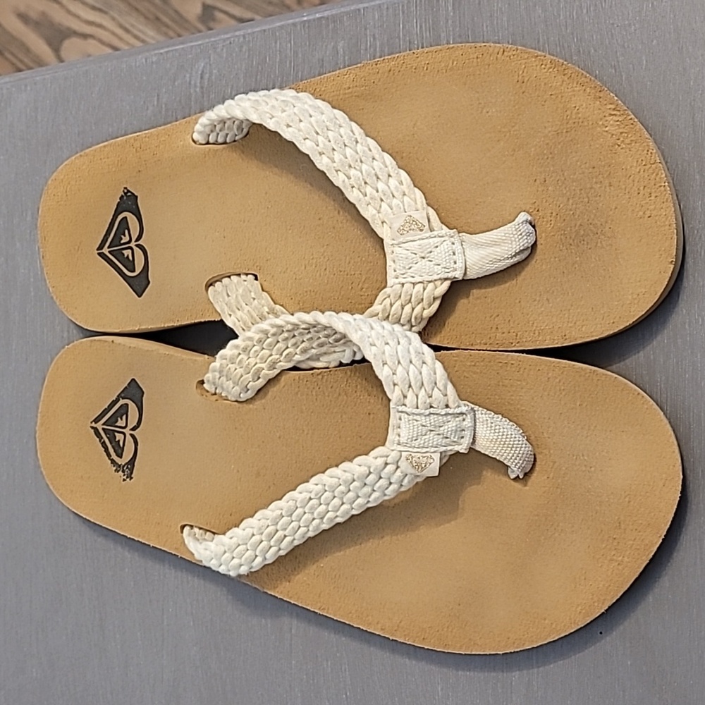 Roxy cushioned flip flops